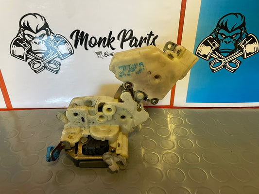 Cerradura delantera derecha NISSAN TERRANO II 2 8055291L60