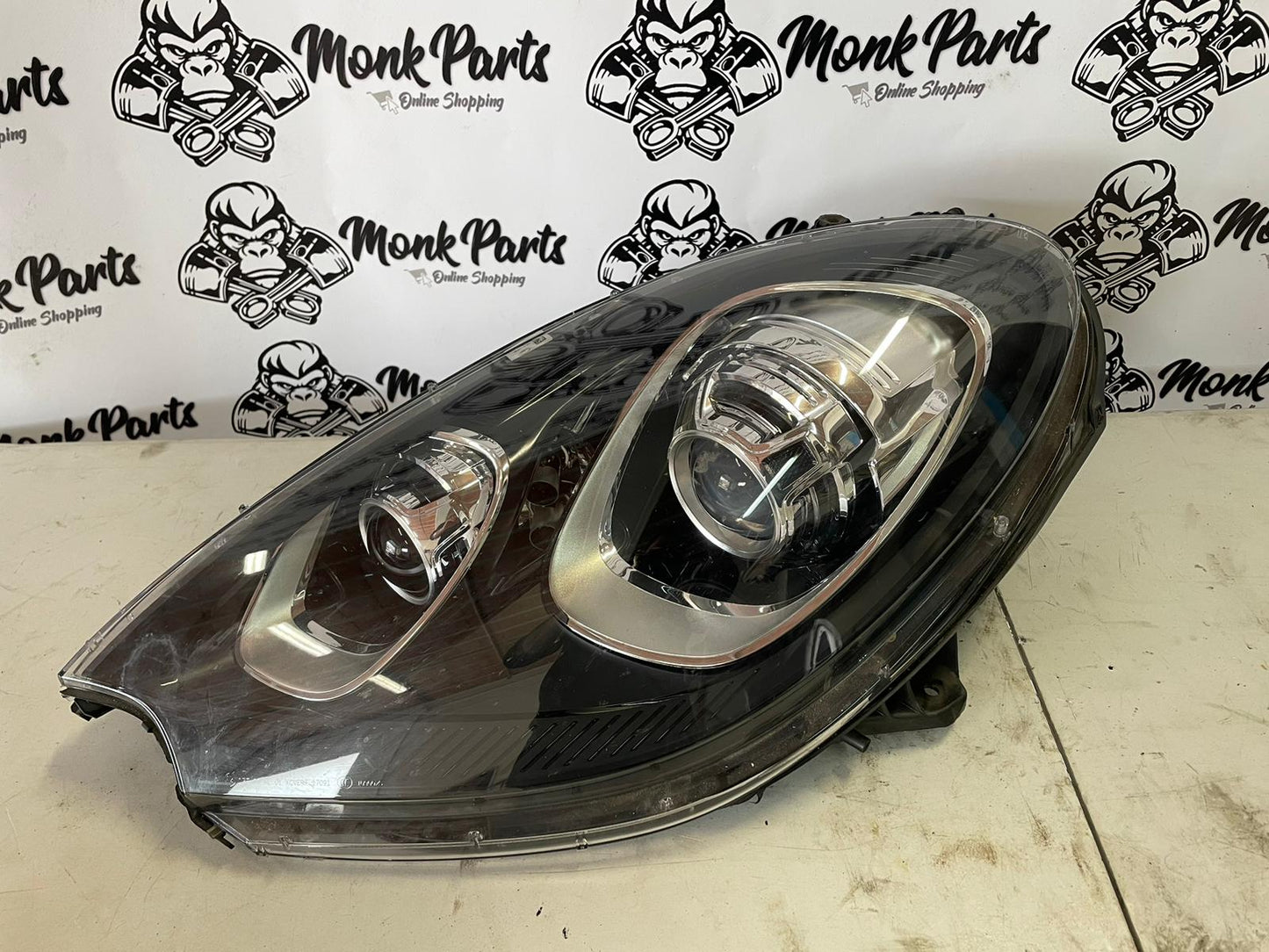 Faro delantero izquierdo bi-xenon PORSCHE MACAN 95B941031CF (con un soporte roto)