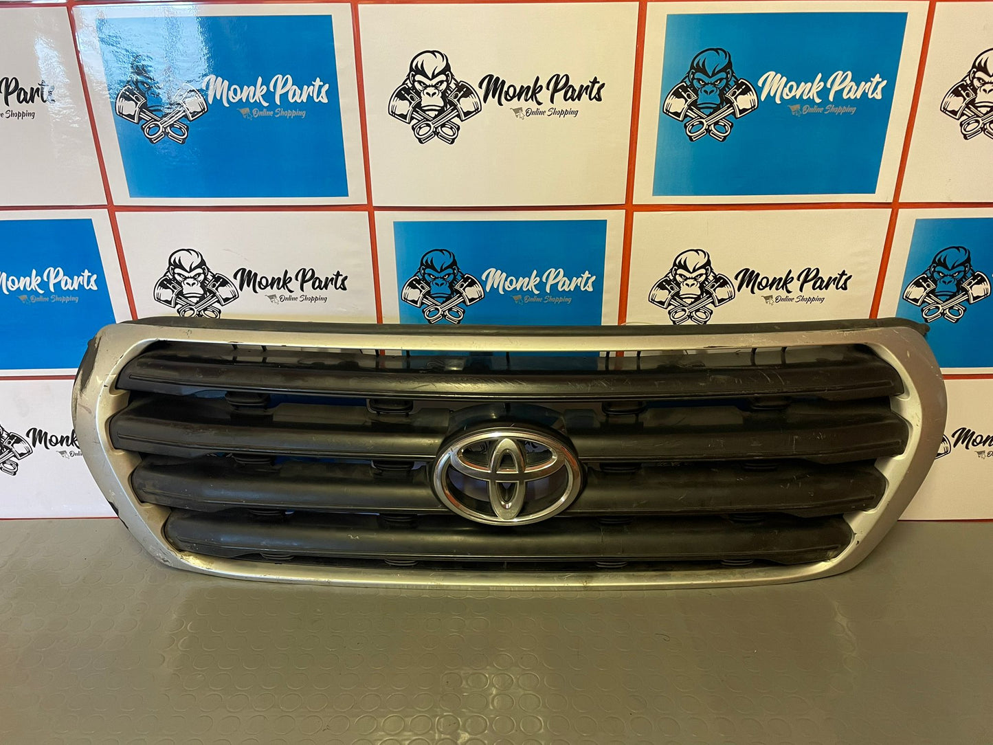 Parrilla delantera TOYOTA LAND CRUISER FJ200 2008-2011 53101-60510 (arañada)