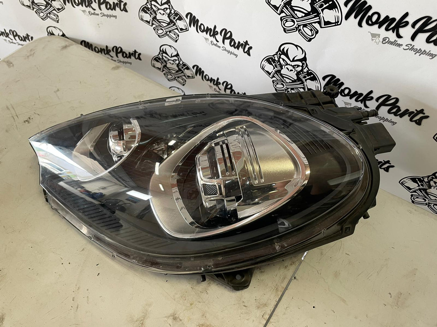 Faro delantero izquierdo bi-xenon PORSCHE MACAN 95B941031CF (con un soporte roto)