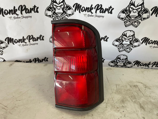 Faro trasero derecho NISSAN PATROL GR Y61