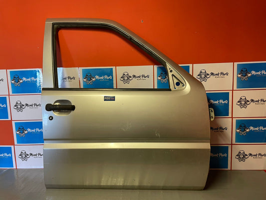 Puerta delantera derecha NISSAN TERRANO II 3p
