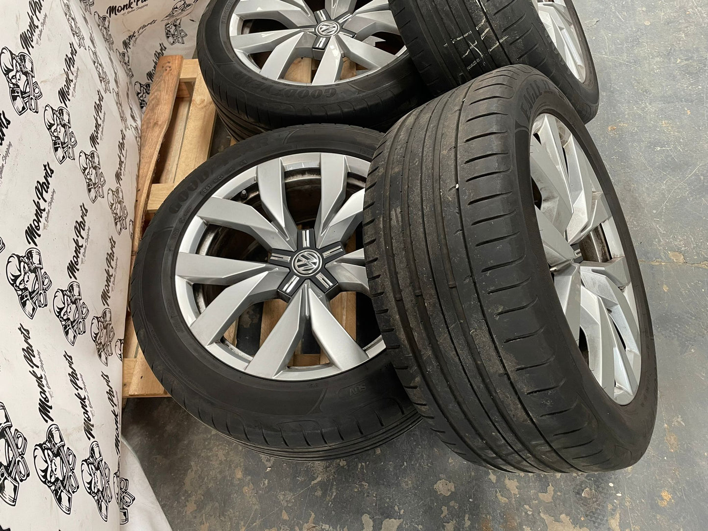 Llantas con neumático VW TOUAREG 20'' Originales TOUAREG 9X20 ET33 760601025C 285/45 R20 108W