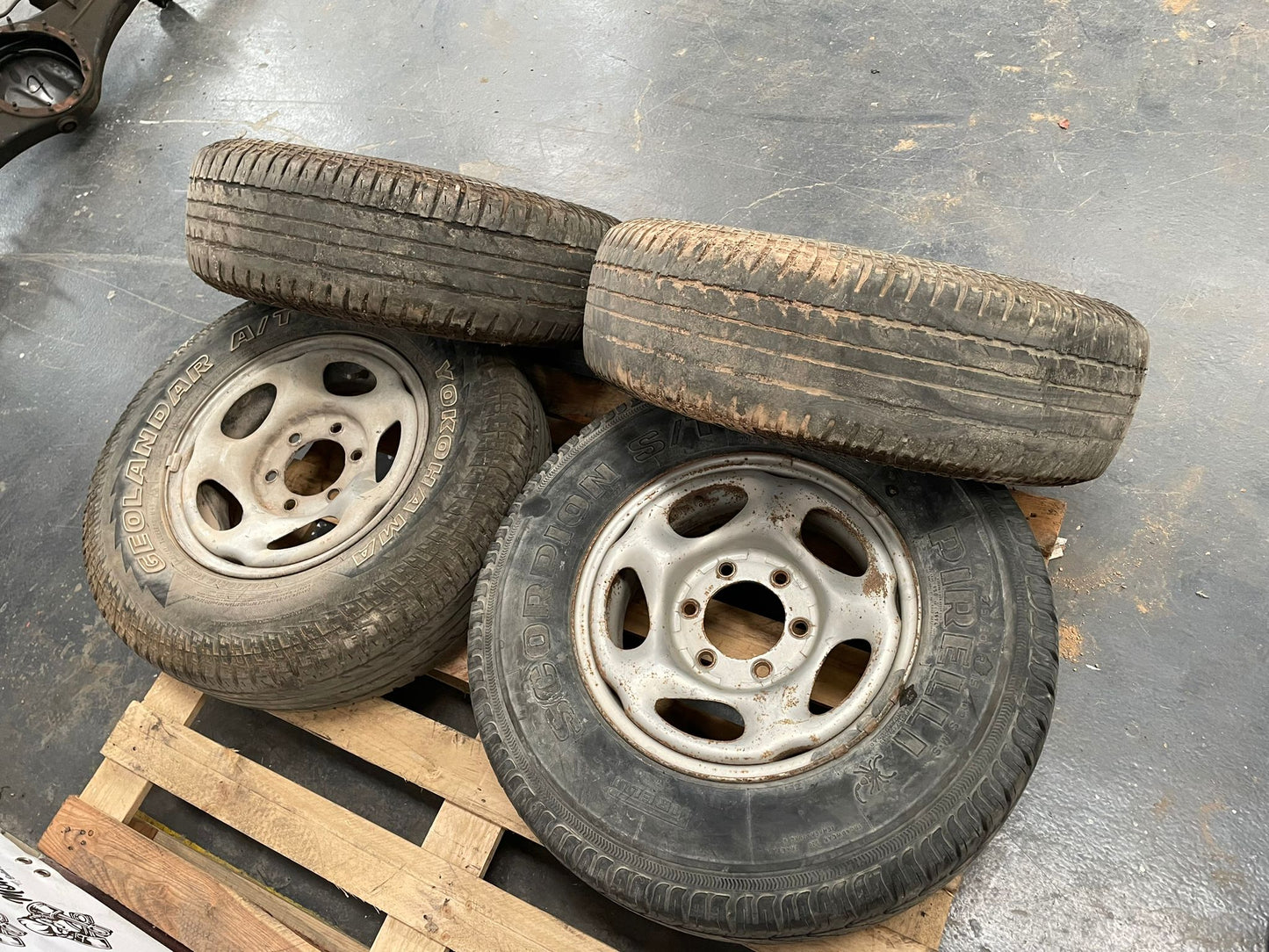 Llantas con neumático NISSAN TERRANO II 2 15''