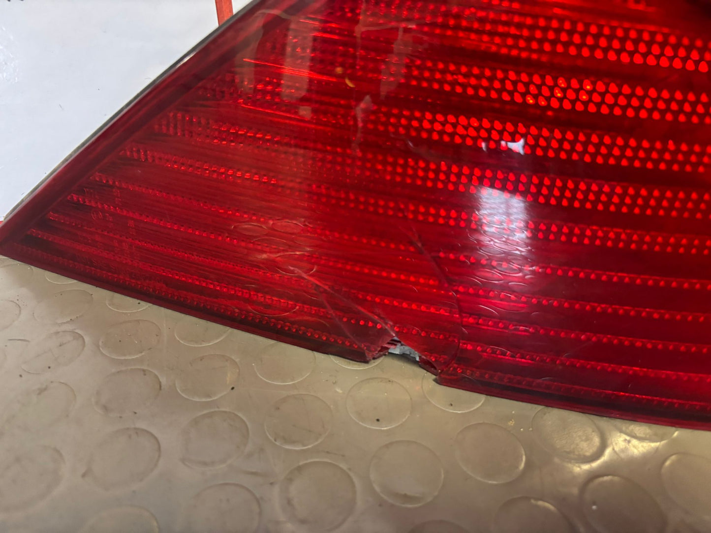 Faro trasero izquierdo MERCEDES CLS A2198200164 (con pequeño roto)