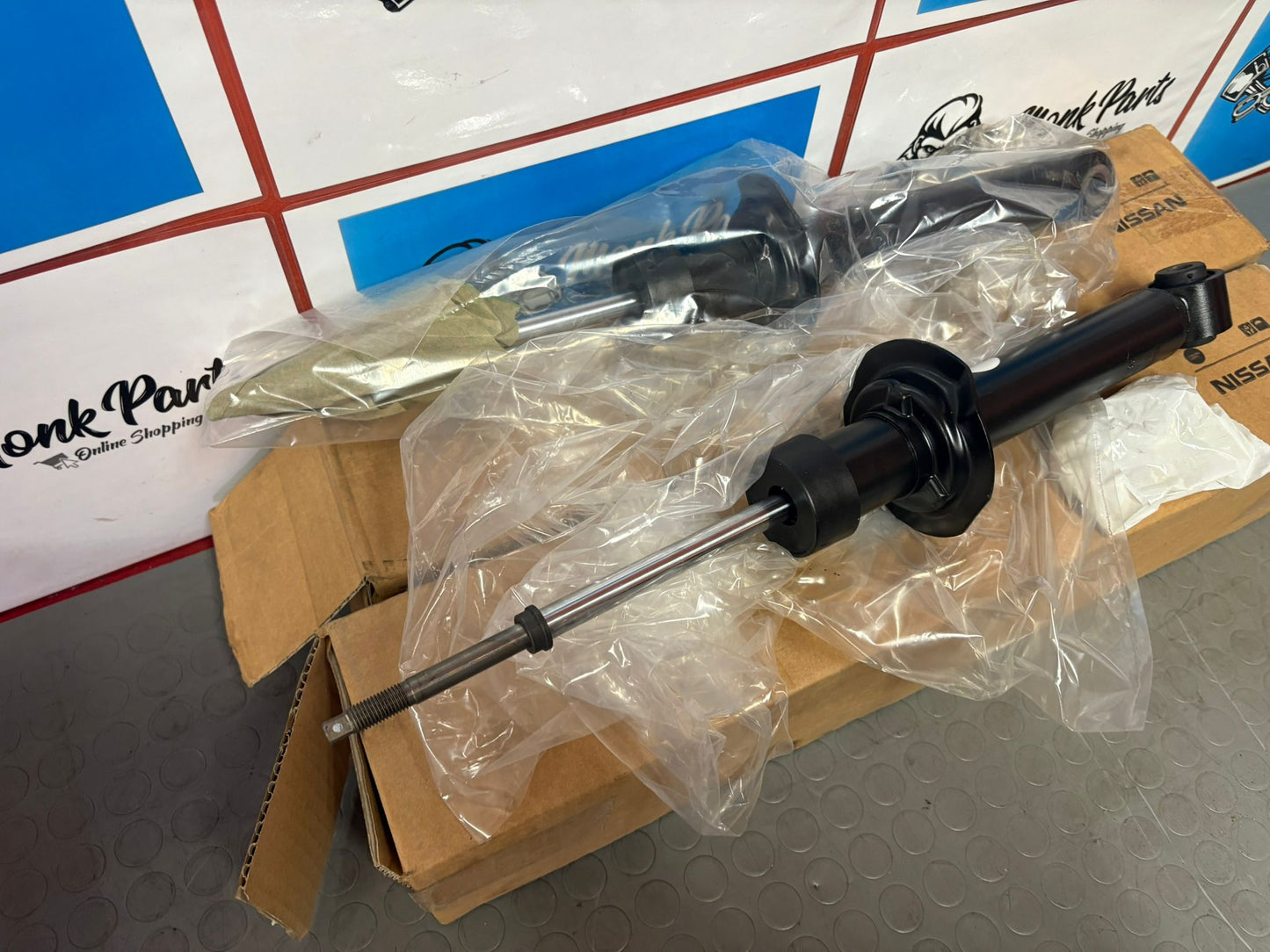 Amortiguadores traseros NISSAN PRIMERA P12 56210-BA025 Originales , NUEVOS