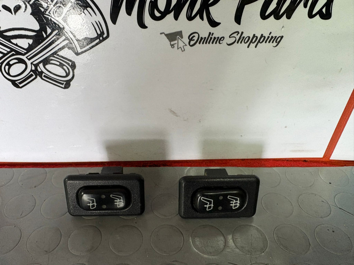 Interruptor asiento calefactable MERCEDES G 2108207510 (precio unidad)