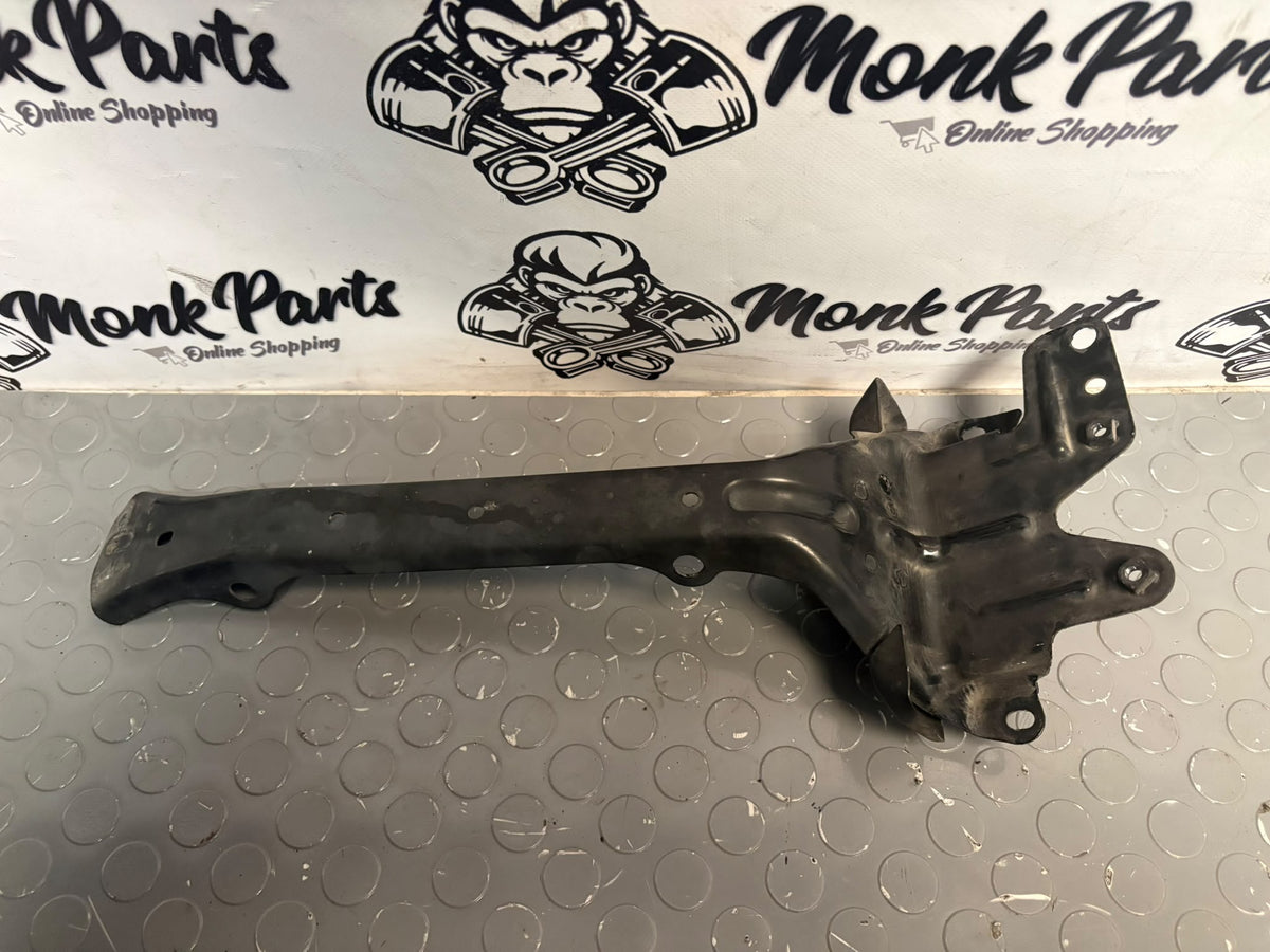 Soporte cerradura delantera PORSCHE CAYENNE 955 7L0805799