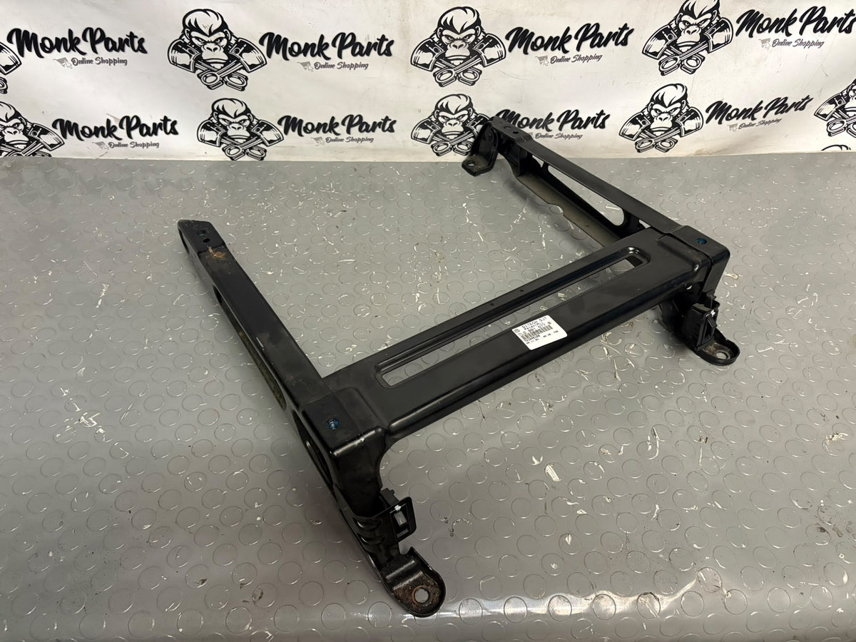 Soporte asiento delantero izquierdo PORSCHE CAYENNE 955 7L0881677B