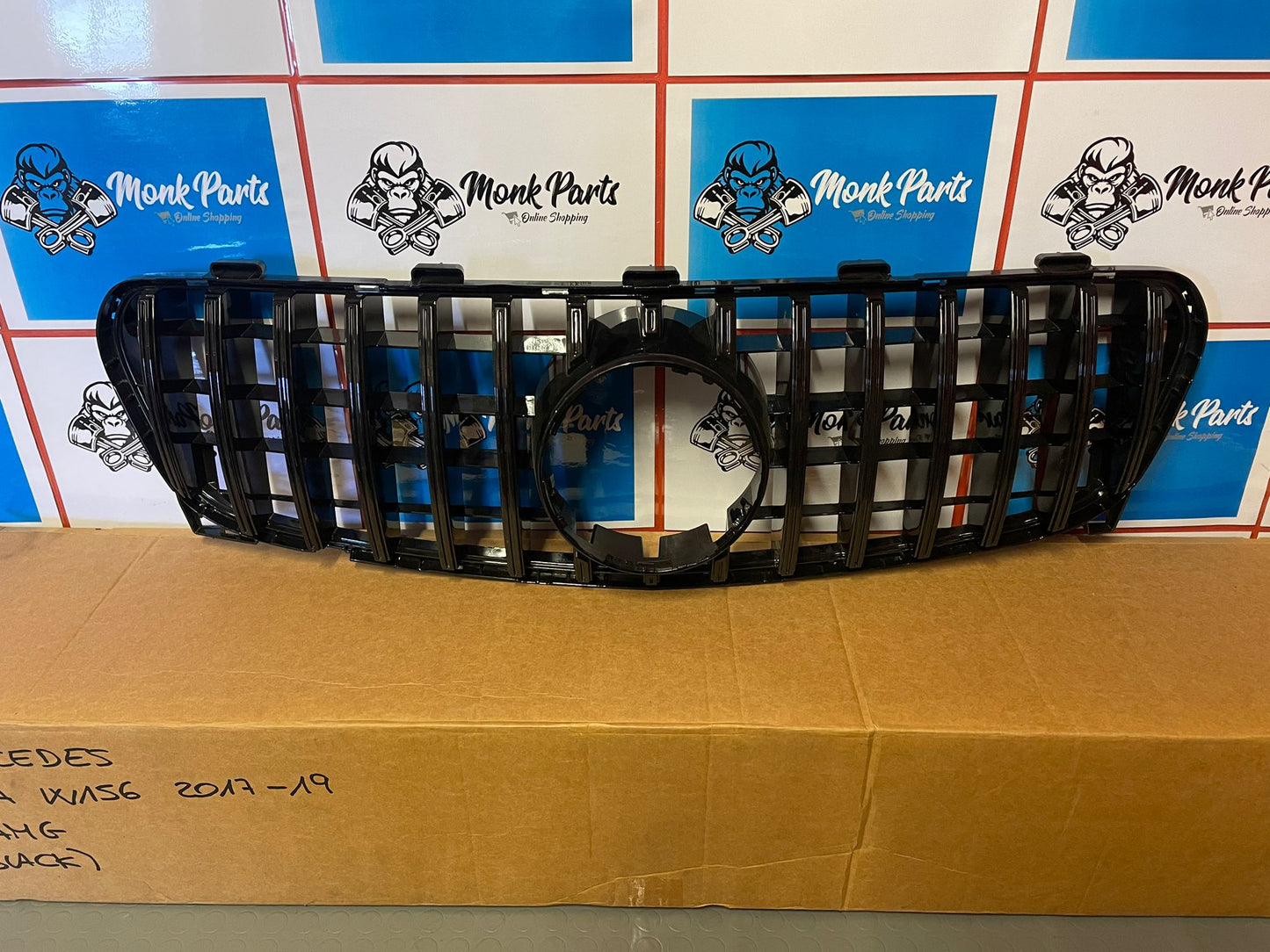 Parrilla delantera MERCDES GLA AMG W156 Negra , NUEVA