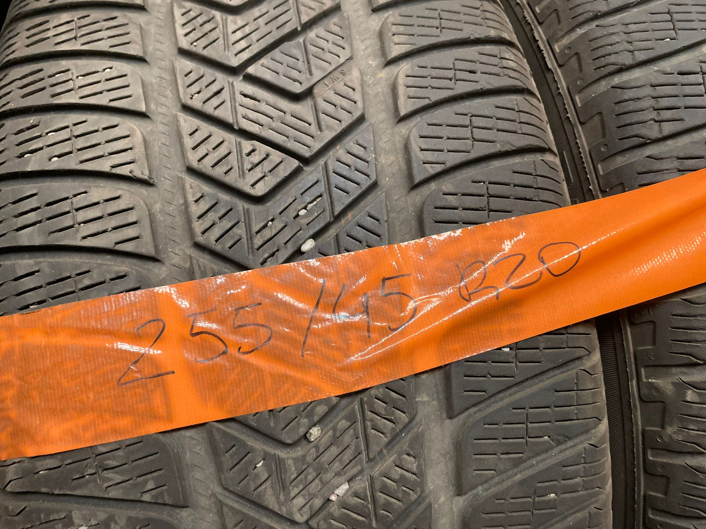 2 Neumaticos invierno 255/45 R20 PIRELLI SCORPION WINTER 60%