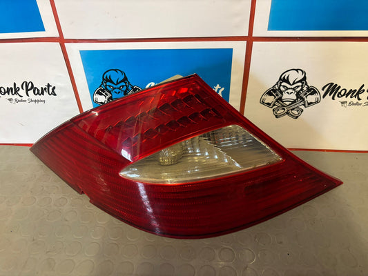 Faro trasero izquierdo MERCEDES CLS A2198200164 (con pequeño roto)