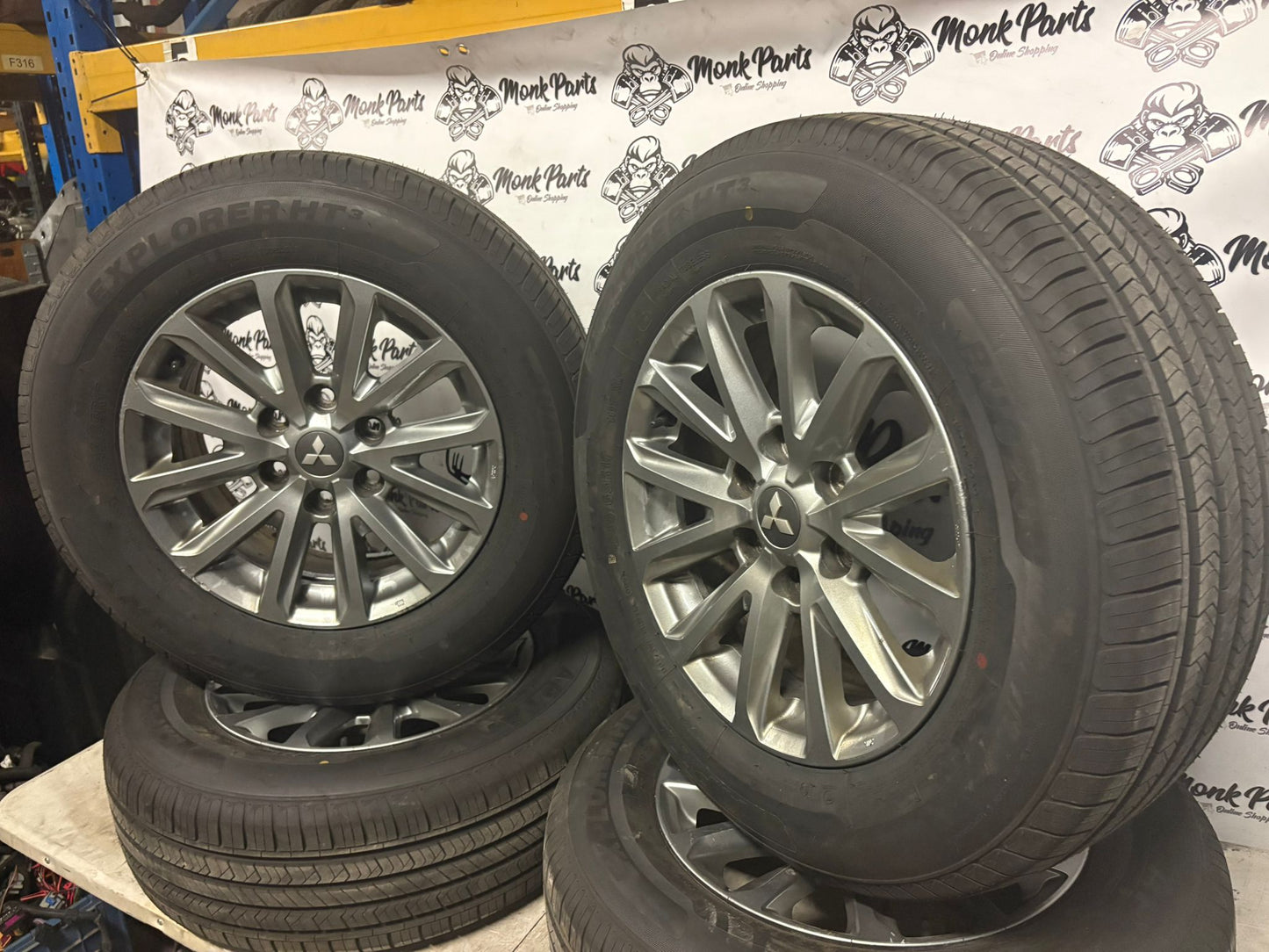 Llantas con neumatico MITSUBISHI L200 17'' Originales