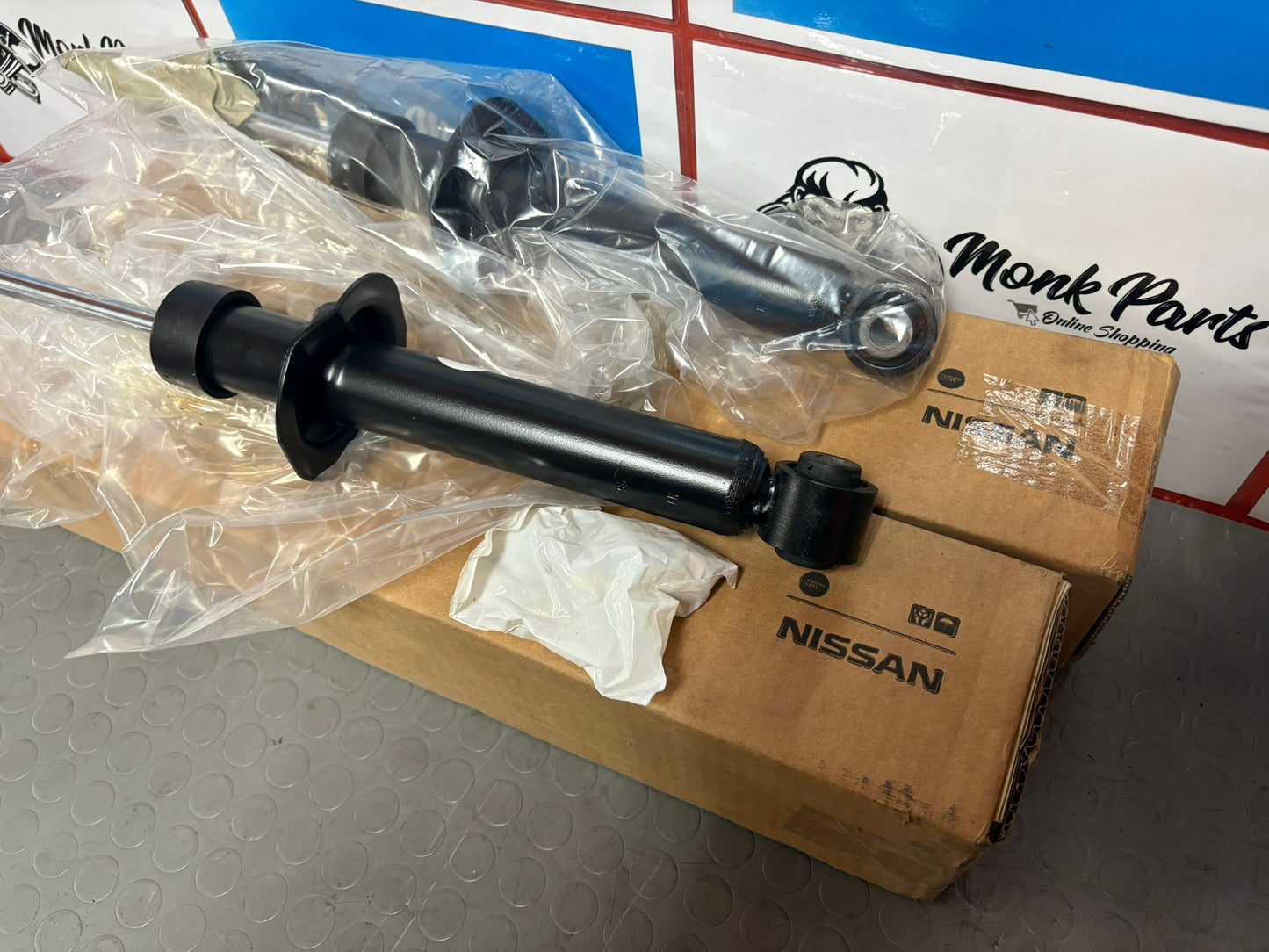 Amortiguadores traseros NISSAN PRIMERA P12 56210-BA025 Originales , NUEVOS