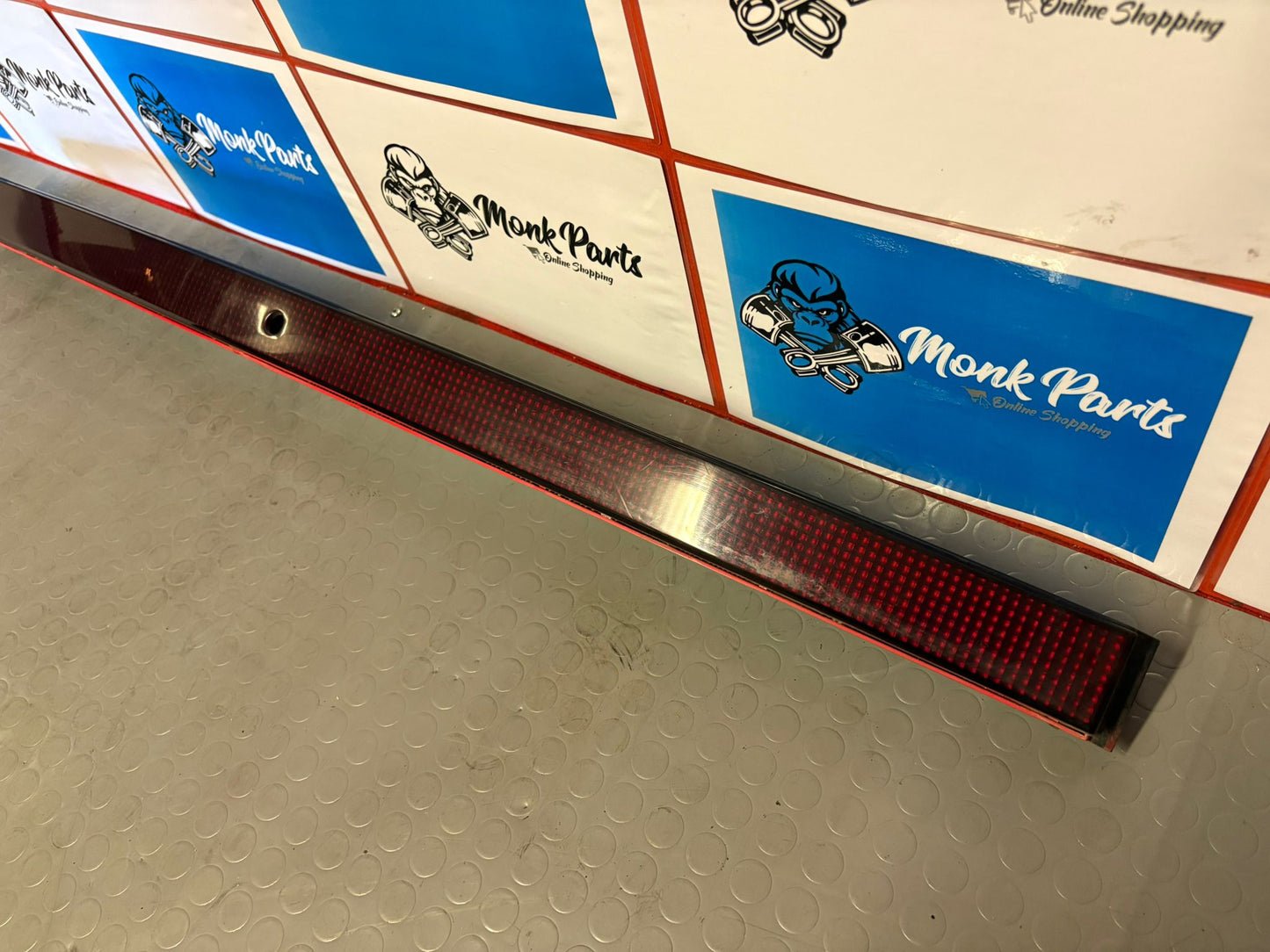 Reflector trasero DODGE STEALTH R/T MB645100